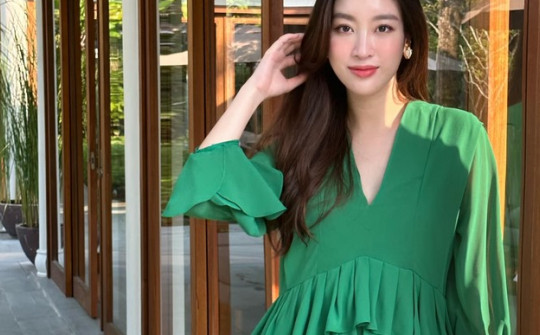Vợ chủ tịch CLB Hà Nội mặc 'bình dân' vẫn 'bánh cuốn'
