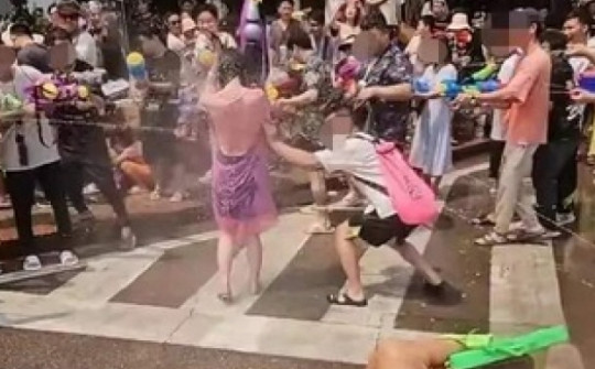 Mặc áo mưa kín mít vẫn bị xâm phạm cơ thể ở lễ hội té nước