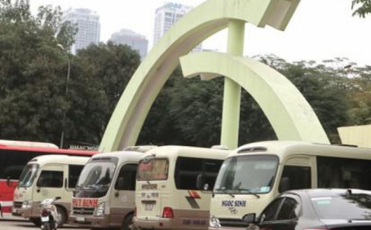 Bãi đỗ xe tự phát "bịt" cổng nhiều công viên ở Hà Nội