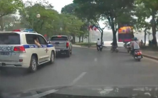 Hà Nội: Tài xế xe bán tải cản trở đoàn xe ưu tiên bị xử phạt