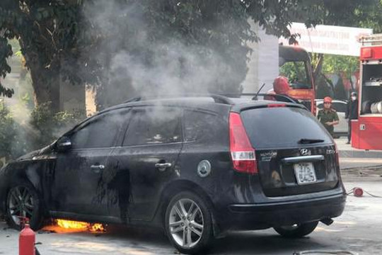 Ô tô bất ngờ bốc cháy dưới nắng nóng ở Nghệ An