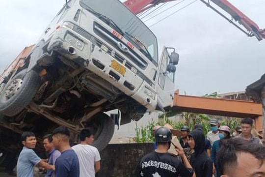 Xe bơm bê tông bị lật, 2 công nhân thương vong