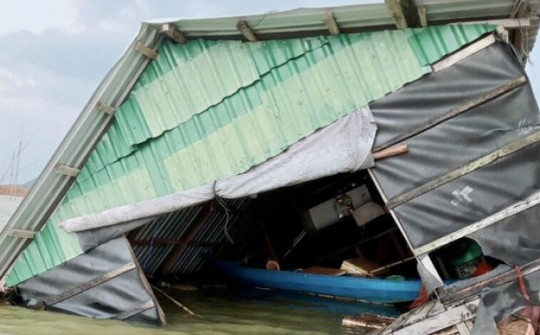 Lốc xoáy, nhiều hộ dân ở Đồng Nai bị tốc mái nhà, chìm bè cá