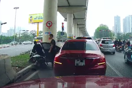 Video tài xế mở cửa ô tô bất cẩn khiến xe máy ngã lăn ra đường