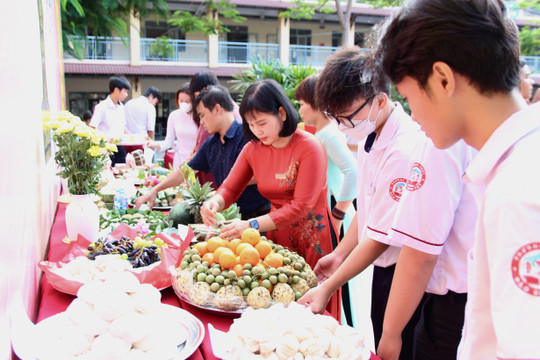 Học sinh tự tay sắm lễ vật giỗ tổ Hùng Vương