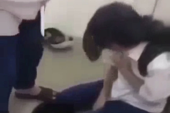 Nữ sinh bị đánh hội đồng ở nhà vệ sinh của trường