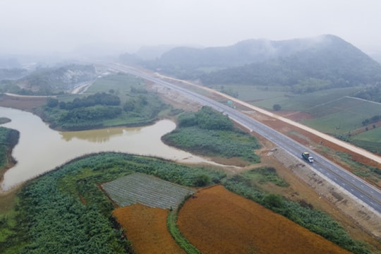 Cao tốc xuyên núi, vượt sông trước và sau khi hoàn thành thay đổi thế nào?