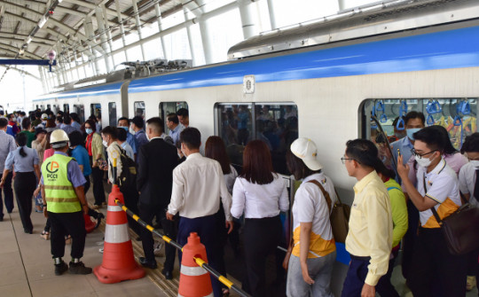Người dân háo hức trải nghiệm tàu metro đầu tiên của TP.HCM