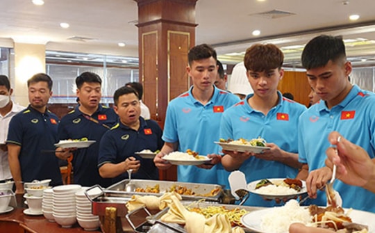 Cận cảnh bữa ăn miễn phí của U22 Việt Nam ở SEA Games 32