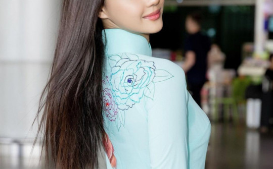 Hoa hậu Hoàn vũ Thái Lan gặp sự cố lộ nội y khi mặc áo dài