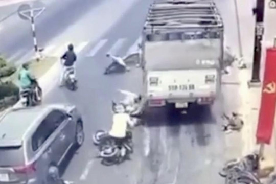 Clip kinh hoàng cảnh xe tải tông 7 xe máy đang dừng đèn đỏ