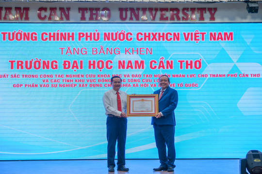 Trường ĐH Nam Cần Thơ đón nhận bằng khen của Thủ tướng Chính phủ