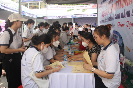 Hơn 700 sinh viên ngành mầm non tham gia Ngày hội việc làm