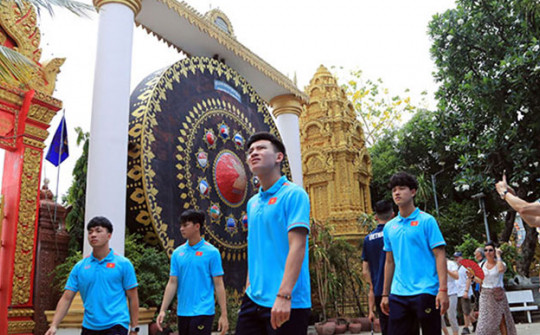 U22 Việt Nam thảnh thơi đi chùa ở Phnom Penh trước trận gặp Lào