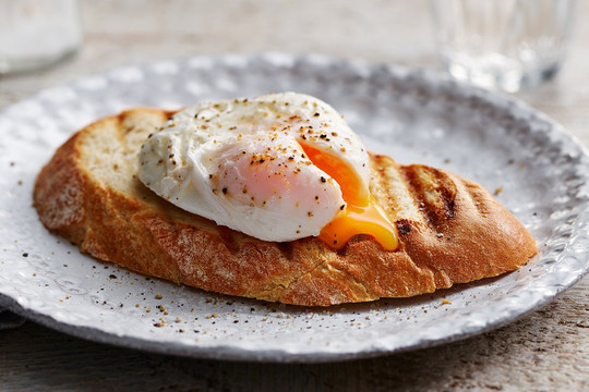Trứng chần có bổ dưỡng hơn trứng luộc chín?