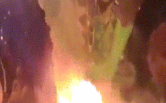 Khinh khí cầu khổng lồ ở lễ hội bốc cháy, phát nổ liên tiếp, 5 người bị thương