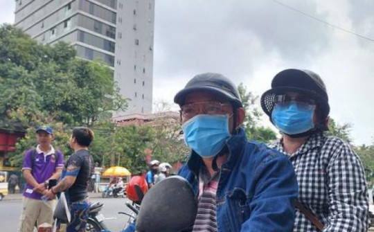 Xúc động vợ chồng người Việt gác chuyện kinh doanh, chạy xe máy 8 tiếng tới Campuchia cổ vũ đội nhà