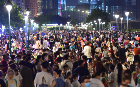 Hàng nghìn người đổ về trung tâm TP.HCM chờ xem pháo hoa mừng lễ 30/4