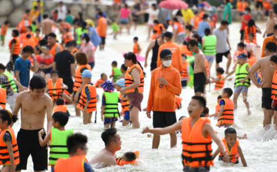 Bãi biển nhân tạo ven đô Hà Nội kín người trong ngày nghỉ lễ thứ hai