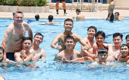 U22 Việt Nam nghỉ tập, thầy trò HLV Troussier thoải mái vui đùa ở bể bơi