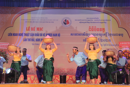 Sinh viên Khmer 'giữ lửa' nghệ thuật sân khấu Dù Kê Nam bộ
