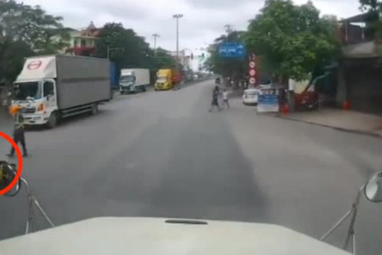 Clip xe đầu kéo container gây họa cho lái xe máy