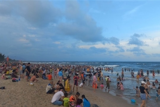 Biển Bình Thuận đông nghẹt, khách dạt ra vùng ven tìm phòng nghỉ