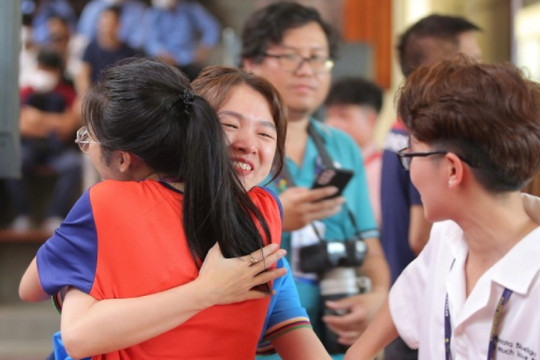 2 nữ kỳ thủ Việt Nam ngây ngất khi thắng Philippines lấy HCV SEA Games 32