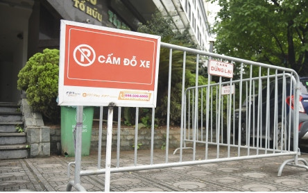 Muôn kiểu dựng rào chắn ở Hà Nội để ngăn ô tô, xe máy leo lên vỉa hè