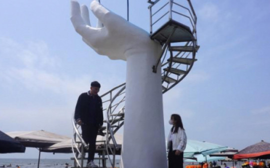 5 bàn tay khổng lồ ở biển Hải Tiến vẫn gây thất vọng