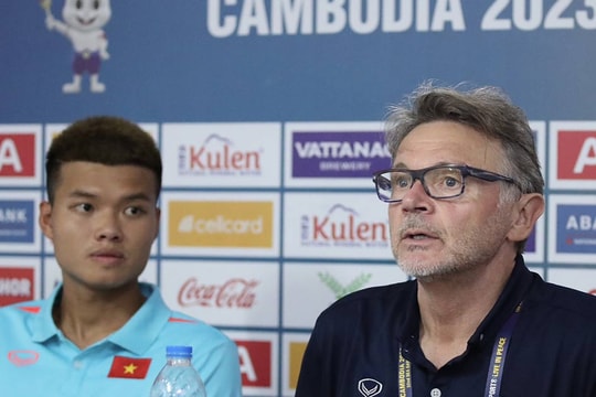 Họp báo U22 Việt Nam - U22 Singapore: HLV Troussier nói gì về trận thắng thứ 2?