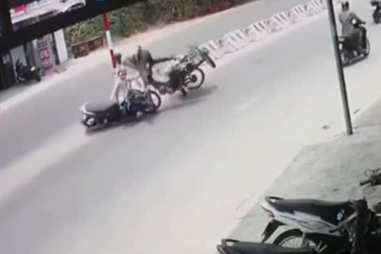 Clip phóng xe máy kéo chạy ngược chiều gây tai nạn, tài xế rước họa vào thân