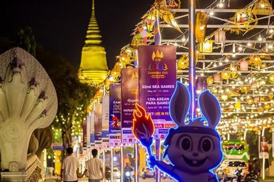 Phnom Penh lung linh trước đêm khai mạc SEA Games 32