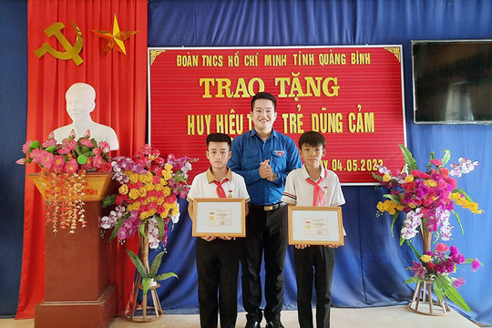 Trung ương Đoàn tặng Huy hiệu cho 2 học sinh dũng cảm cứu người