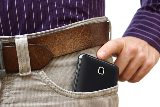 Nguy hiểm của thói quen bỏ điện thoại vào túi quần