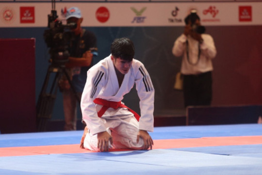 VĐV Thái Lan bật khóc nức nở khi thua võ sĩ chủ nhà ở chung kết Jujitsu