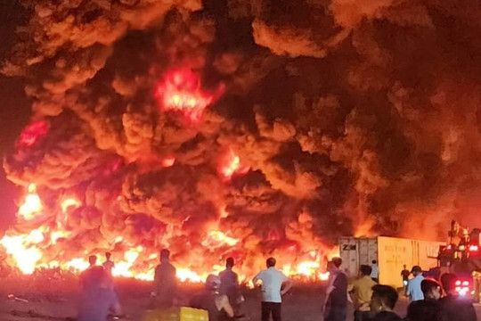 Cháy lớn thiêu rụi hàng triệu tấm phao xốp ở Vân Đồn