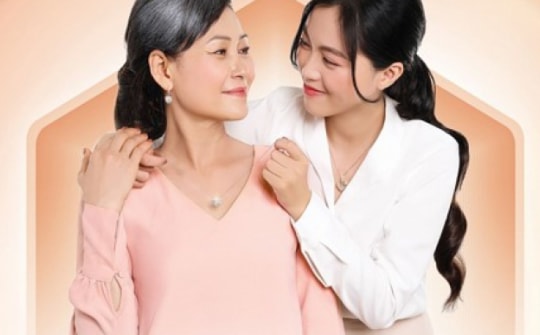 Ngày của Mẹ ý nghĩa hơn với khoảnh khắc được tự tay đeo trang sức cho mẹ