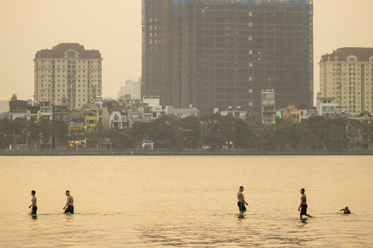 Nắng nóng, người Hà Nội đổ xô ra Hồ Tây bơi giải nhiệt