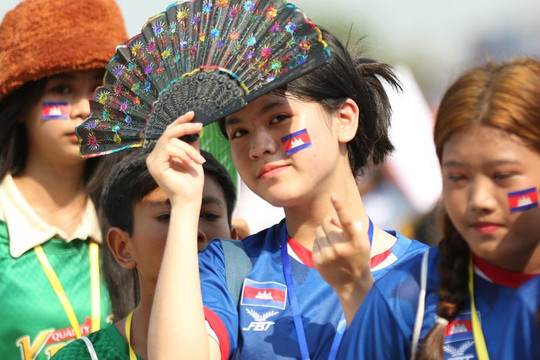 Dàn "hot girl", khán giả Campuchia nô nức dự khai mạc SEA Games 32, bất chấp nắng nóng