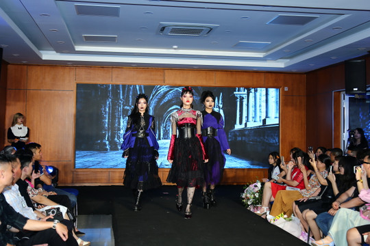 Sinh viên trường ĐH Mở Hà Nội biểu diễn thời trang tốt nghiệp