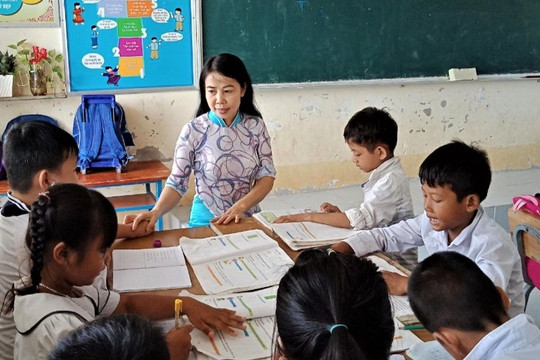 Cô giáo 30 năm gắn bó với trò nghèo