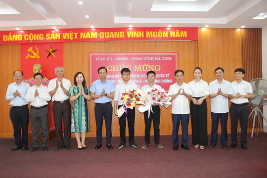 Hà Tĩnh gặp mặt 2 học sinh tham dự các kỳ thi quốc tế