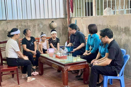 Bộ GD&ĐT đến thăm hỏi gia đình cô giáo gặp nạn ở vùng cao Hà Giang