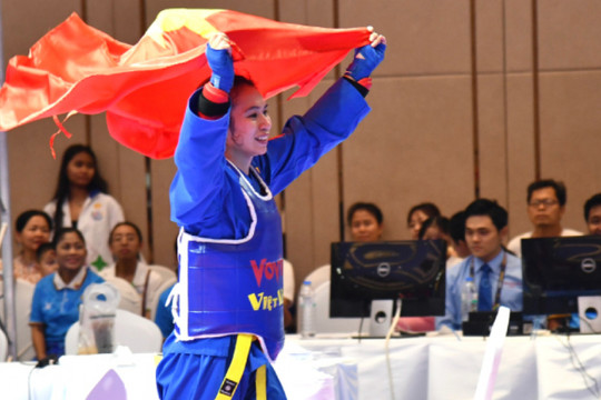 Nữ võ sĩ Việt Nam "chấp" 2 chân vẫn giành HCV vovinam SEA Games 32