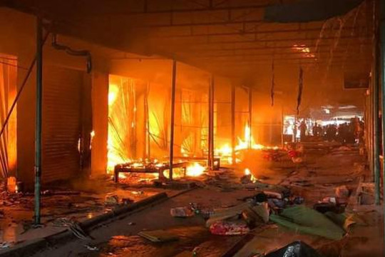 Vụ cháy chợ huyện Ea Súp: Hàng trăm ki-ốt, điểm kinh doanh bị thiêu rụi