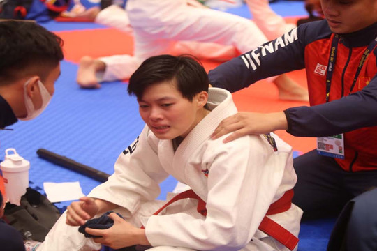 Ngọc Trà khóc cay đắng khi thua tức tưởi võ sỹ chủ nhà Campuchia