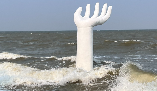 Hình ảnh bất ngờ về những bàn tay khổng lồ ở biển Thanh Hóa khi thủy triều lên cao