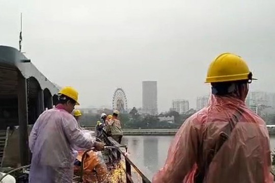 Video: Công nhân đội mưa tháo dỡ 2 du thuyền cuối cùng ở hồ Tây