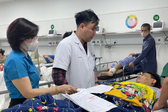 Công đoàn Giáo dục Việt Nam thăm hỏi thầy giáo gặp tai nạn